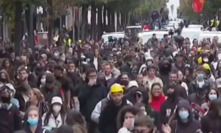 Pa gurë dhe pa ujë me presion, vijon në tone paqësore protesta sot në Tiranë (VIDEO)