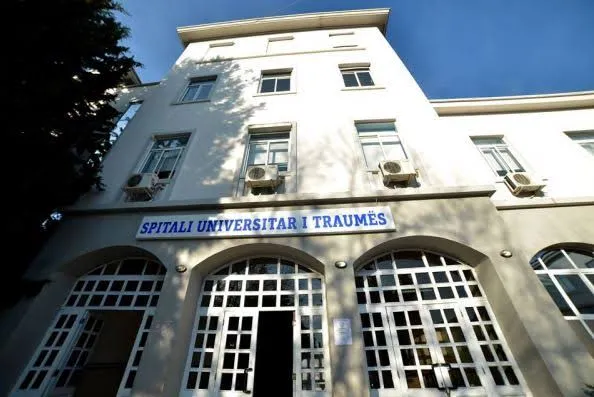 Pacienti hidhet nga kati i tretë i Spitalit të Traumës, ishte hera e dytë