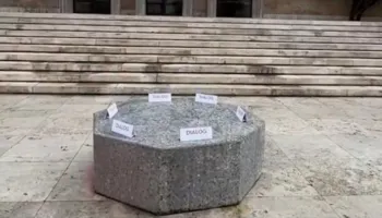 Pak para Kuvendit, kryeministri Rama përsërit thirrjen për dialog ndaj protestuesve, ua lë ftesat mbi sofrën e mermertë! (VIDEO)