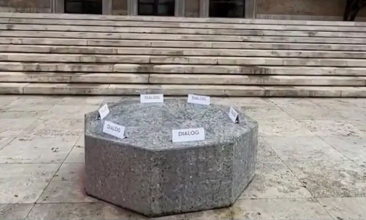 Pak para Kuvendit, kryeministri Rama përsërit thirrjen për dialog ndaj protestuesve, ua lë ftesat mbi sofrën e mermertë! (VIDEO)