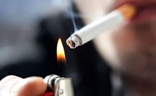 Paketat e duhanit në Shqipëri do të kushtojnë gati sa në BE, rritje e çmimit me mesatarisht 15 lekë në vit! Nga cigaret, te shisha dhe nargjila (TABELA)