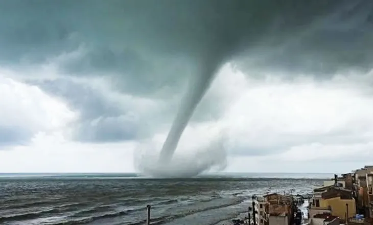 Pamje dramatike nga Siçilia, dy tornado përfshijnë bregdetin dhe shkaktojnë dëme