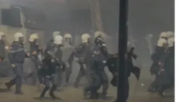 Pamje horror! Jo vetëm autobot uji, gaz lotsjellës, shkop gome, grushte e shkelma/ Policia gjuan edhe me gurë në drejtim të protestuesve