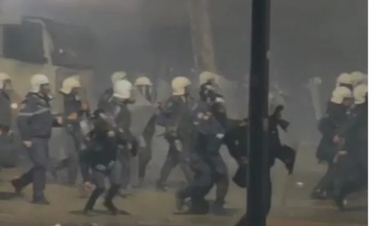 Pamje horror! Jo vetëm autobot uji, gaz lotsjellës, shkop gome, grushte e shkelma/ Policia gjuan edhe me gurë në drejtim të protestuesve