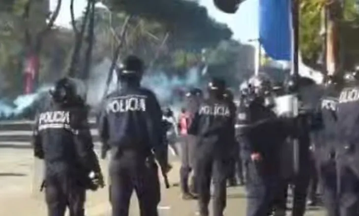 Pamje makaber/ Nje perleshje mes te mires dhe te keqes!! Dhune, gaz, uje dhe arrestime te dhunshme Nga ana e policise