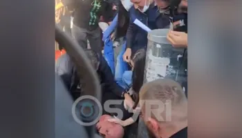 Pamje të rënda nga barbaria policore ndaj protestuesve: I riu humb ndjenjat nga dhuna e policisë së Ramës