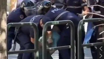 Pamje të rënda nga Tirana! Grupi i policëve rrethon dhe shtrin përtokë burrin e moshuar
