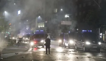 Pamje të rënda/ Policia i thyen këmbën të riut (VIDEO)