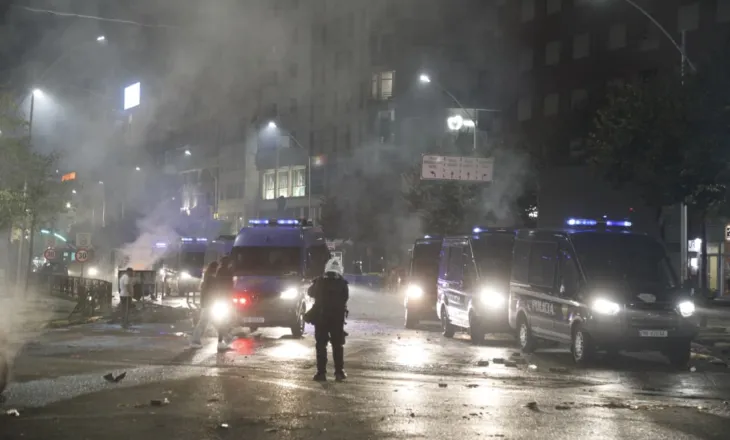 Pamje të rënda/ Policia i thyen këmbën të riut (VIDEO)