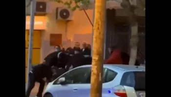 Pamje të rënda, protestuesit sulmojnë efektivin pas shpine dhe e “masakrojnë” me e shkelma dhe shkopinj druri