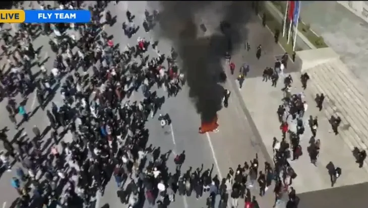 Pamjet me dron/ Protesta e PD e parë nga sipër, protestuesit e opozitës heqin maskat! I vënë zjarrin ‘sofrës së dialogut’, tymi i zi mbulon sheshin