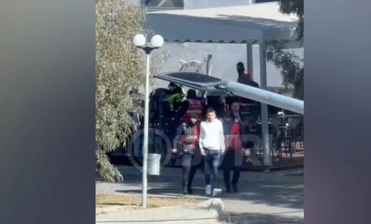 Pamjet skandaloze/ Policia vijon arrestimet e dhunshme të minorenëve në Durrës