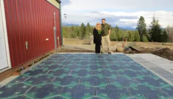 Panelet diellore po zëvendësojnë pllakat e betonit, evropianët po prodhojnë energji nga oborret dhe rrugicat