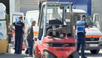 Panelet e sanduiçit zënë poshtë 70-vjeçarin, humb jetën pronari