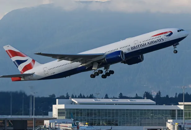 Panik në fluturimin Londër-Çikago, avioni shpall emergjencën pasi humb 8.5 km lartësi, rikthehet në Britani