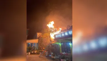 Panik në Librazhd, flakët përfshijnë dy restorante në breg të Shkumbinit