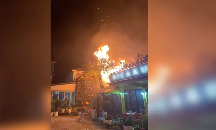 Panik në Librazhd, flakët përfshijnë dy restorante në breg të Shkumbinit