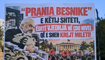 Pankartat pikante: “Prania Besnike e këtij shteti, është vjedhja në çdo nivel që e sheh krejt mileti”, “Ku ka miliarda, Bela bën hata”