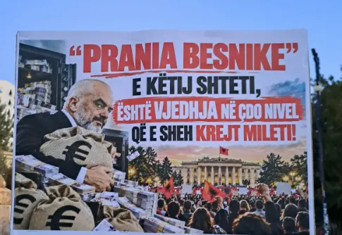 Pankartat pikante: “Prania Besnike e këtij shteti, është vjedhja në çdo nivel që e sheh krejt mileti”, “Ku ka miliarda, Bela bën hata”