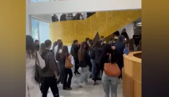 PANORAMA E DITËS/ Studentët nuk presin orën 14:00, nisin që në mëngjes protestën, qytetarët i inkurajojnë nga makinat!