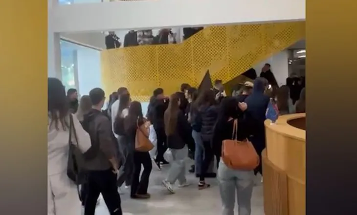 PANORAMA E DITËS/ Studentët nuk presin orën 14:00, nisin që në mëngjes protestën, qytetarët i inkurajojnë nga makinat!