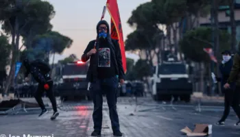 Paqja e papritur polici-protestues/ Çfarë u ra dakord dhe çfarë do të ndodhë nesër?