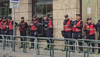 Para nisjes së protestës, “blindohet” Kuvendi, “Shqiponjat” vendosen gardh