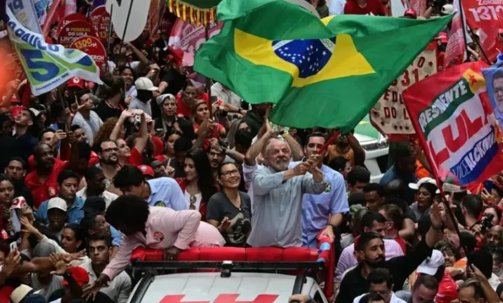 Paradoksi që po ‘trondit’ Brazilin: Pse të varfrit po braktisin Lulën dhe po mbështesin Bolsonaro-n?