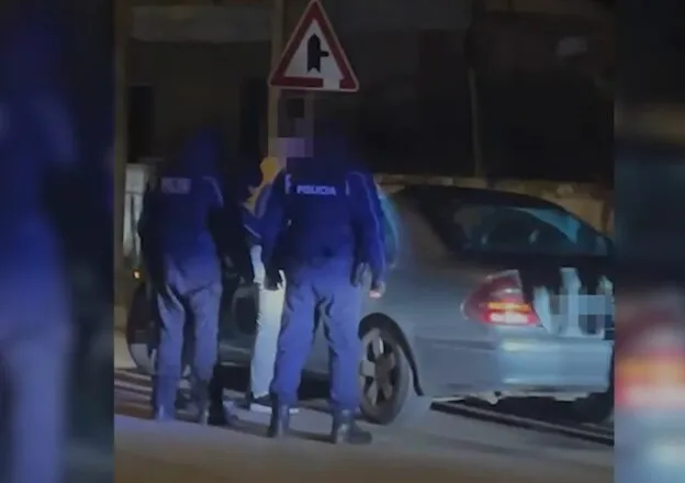 Parandalohet një vrasje për hakmarrje/ Arrestohet vëllai i 40-vjeçarit të vrarë, lëvizte me makinë të blinduar dhe armë