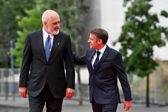 PARISI E TIRANA NE FLAKE, MACRON VLERESON RRUGEN E SHQIPERISE, EDHE AUSTRIA NE MBESHTETJE TE TIRANES