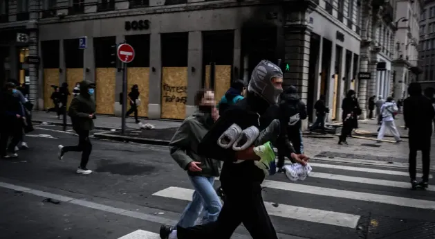 Parisi shpall shtetrrethimin nga ora 23:00 deri në 06:00 në zona të caktuara