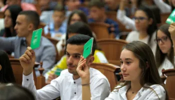 Parlamenti i Nxënësve të Shqipërisë dënon dhunën në protesta, bën thirrje për dialog dhe mbrojtje të të miturve
