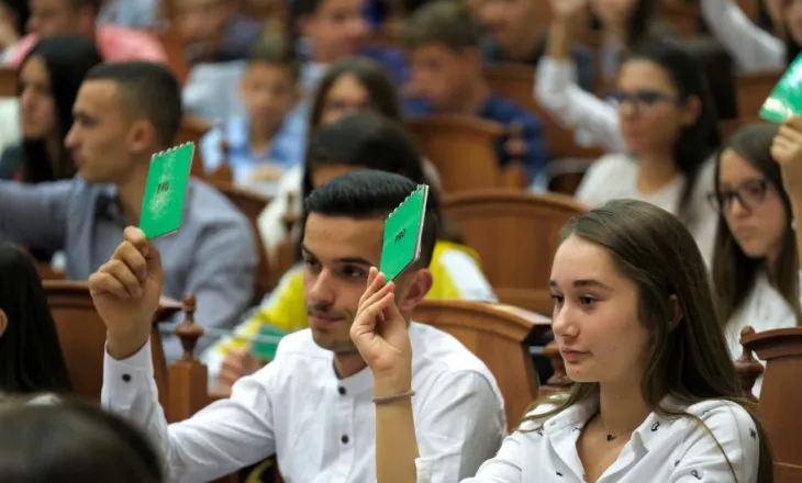 Parlamenti i Nxënësve të Shqipërisë dënon dhunën në protesta, bën thirrje për dialog dhe mbrojtje të të miturve