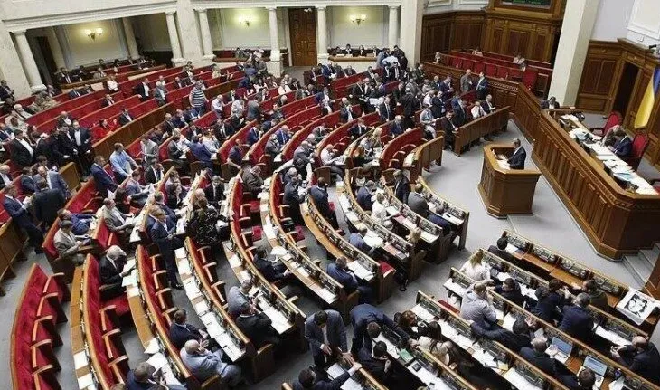 Parlamenti i Ukrainës zgjat gjendjen e luftës dhe mobilizimin e përgjithshëm deri në janar 2027