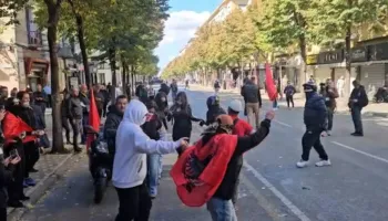 Pas 5 ditësh përplasjeje, protesta sot nis me këngë e valle (VIDEO)