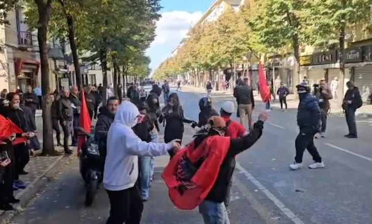 Pas 5 ditësh përplasjeje, protesta sot nis me këngë e valle (VIDEO)