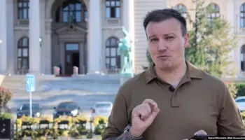 Pas dëbimit nga Mali i Zi, blogeri rus kthehet nga Serbia në Rusi