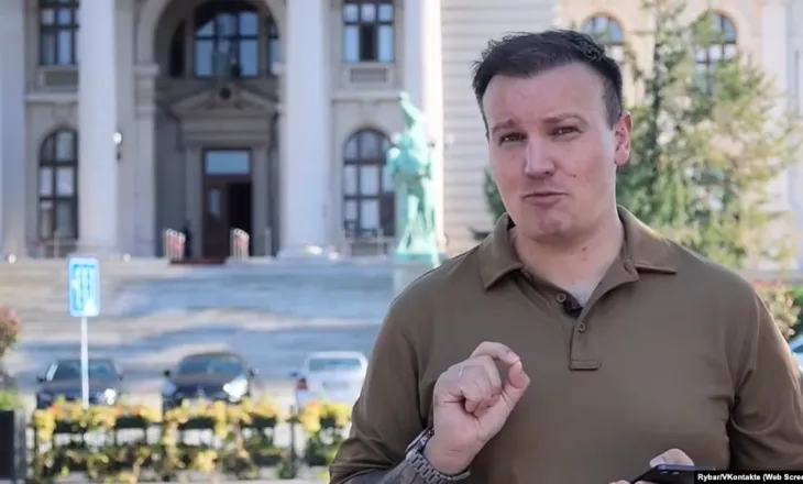 Pas dëbimit nga Mali i Zi, blogeri rus kthehet nga Serbia në Rusi