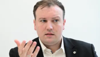 Pas dëbimit nga Mali i Zi, themeluesi i rrjetit rus Rybar mbërrin në Serbi