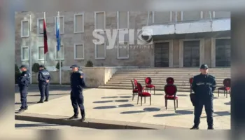 Pas dhunës barbare, Rama provokon me ‘dialog’ i rrethuar me policë në bulevard, të rinjtë: Jep dorëheqjen!