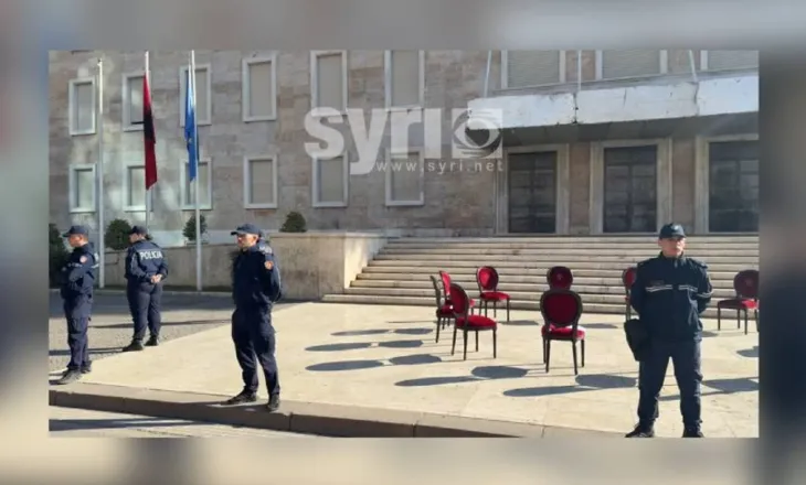 Pas dhunës barbare, Rama provokon me ‘dialog’ i rrethuar me policë në bulevard, të rinjtë: Jep dorëheqjen!