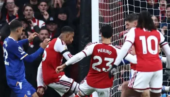 Pas “dhuratës” që mori nga Man. City, Arsenal bën detyrën në shtëpi dhe kap kreun (video)