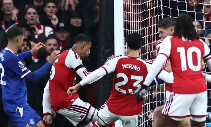 Pas “dhuratës” që mori nga Man. City, Arsenal bën detyrën në shtëpi dhe kap kreun (video)