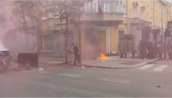 Pas djegies së koshave, protestuesit hedhin molotov dhe gurë drejt Ministrisë së Arsimit