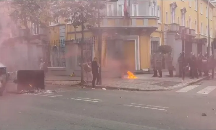 Pas djegies së koshave, protestuesit hedhin molotov dhe gurë drejt Ministrisë së Arsimit