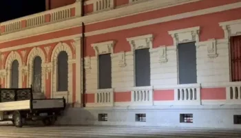 Pas dy ditësh protestash të dhunshme, Bashkia e Vlorës blindon dyert dhe dritaret me hekura