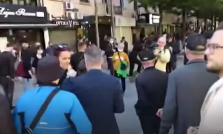 Pas Edi Palokës, protestuesit largojnë edhe Belind Këlliçin e Eno Bozdon!