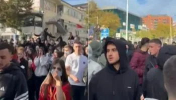 ‘Pas flamurit të gjithë’/ Gjimnazistët e Kamzës dalin sërish në protestë: Revolucion