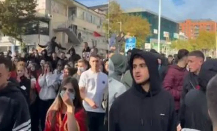 ‘Pas flamurit të gjithë’/ Gjimnazistët e Kamzës dalin sërish në protestë: Revolucion