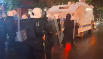 Pas Kryeministrisë, përplasjet zhvendosen te Myslym Shyri, protestuesit sulmojnë me molotovë autobotin e ujit